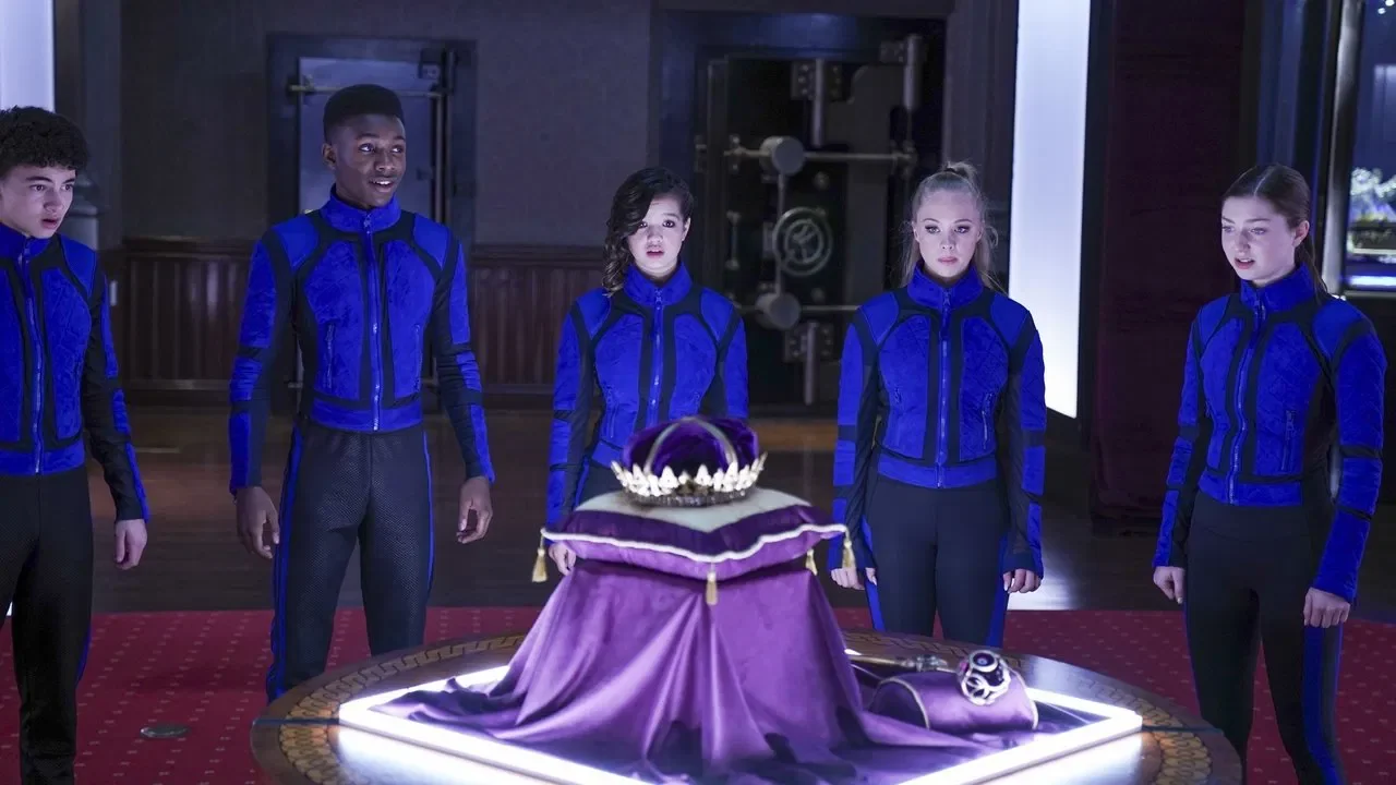 Фильм Тайное общество младших монарших особ (2020)